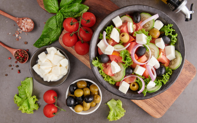 Обои картинки фото еда, салаты,  закуски, базилик, овощной, салат, помидоры, маслины, лук