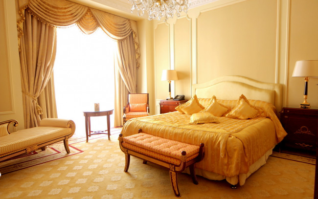 Обои картинки фото интерьер, спальня, стиль, дизайн, квартира, подушки, комната, кровать, кресло, диван, занавеска, лампа, желтое
