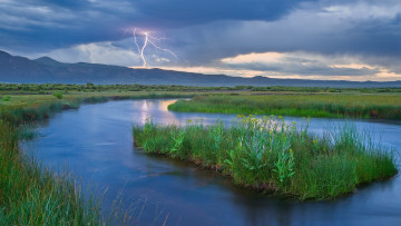 Картинка природа молния гроза река горы пейзаж