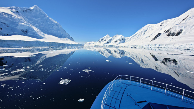 Обои картинки фото природа, реки, озера, antarctica, антарктида, горы, океан, лодка