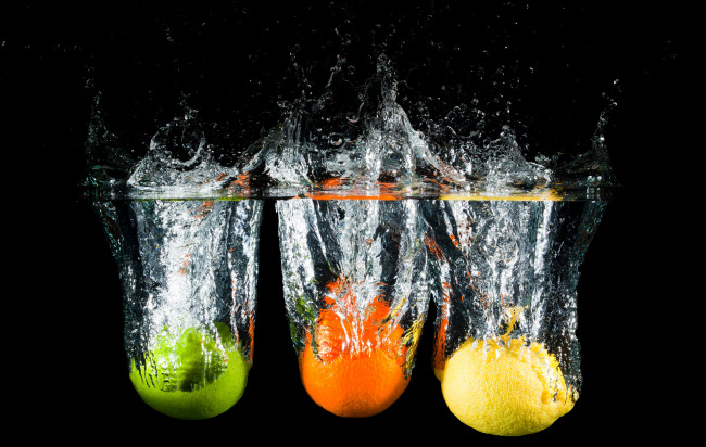 Обои картинки фото еда, цитрусы, апельсин, лимон, вода, лайм, брызги