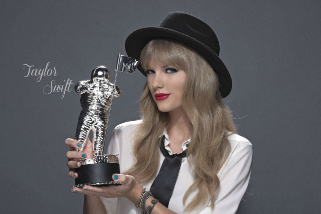 Обои картинки фото Taylor Swift, девушки, статуэтка, шляпа