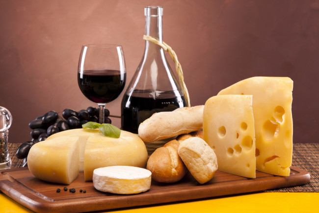 Обои картинки фото cheeses, еда, натюрморт, бокал, сыры, вино, виноград, графин