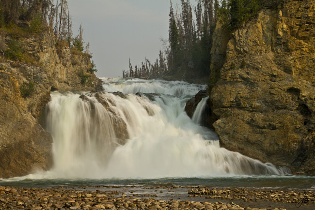 Обои картинки фото smith, river, falls, природа, водопады, fort, halkett, provincial, park, british, columbia, canada, канада, поток, скалы