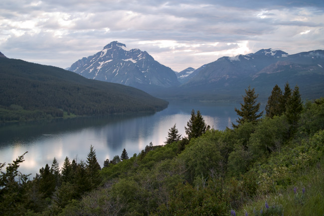 Обои картинки фото two, medicine, lake, природа, реки, озера, glacier, national, park, озеро, горы, пейзаж