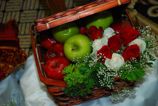 Обои картинки фото еда, Яблоки, яблоки, цветы, корзина