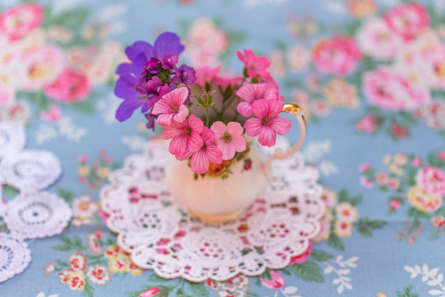 Обои картинки фото цветы, розовые, цветочки, ваза, салфетка