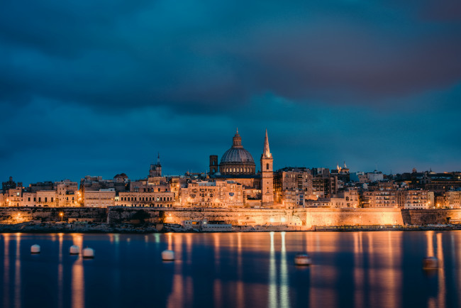 Обои картинки фото города, - огни ночного города, malta, valletta, мальта, валетта, столица, вечер, архитектура, освещение, огни, побережье, море, небо, тучи