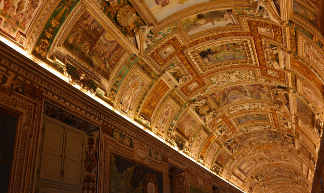 Обои картинки фото разное, рельефы,  статуи,  музейные экспонаты, потолок, коридор, галерея, ватикан, музеи, ватикана