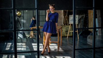 Картинка девушки -unsort+ брюнетки темноволосые отражение платье синее зеркало женщины в очках очки высокие каблуки