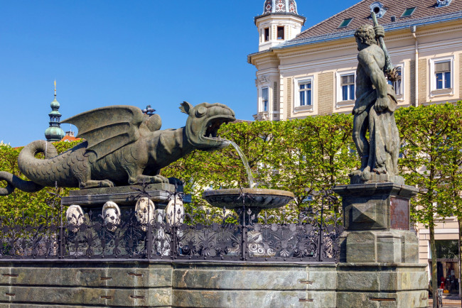 Обои картинки фото lindwurm fountain, klagenfurt, austria 1, города, - фонтаны, lindwurm, fountain, austria