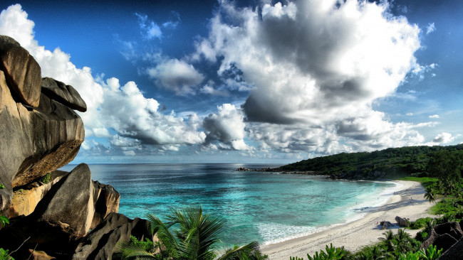 Обои картинки фото природа, тропики, море, камни, облака, пляж