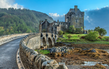 обоя eilean donan castle, города, замок эйлен-донан , шотландия, замок, дорога, лес, горы