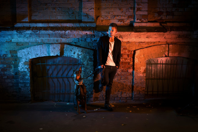 Обои картинки фото мужчины, - unsort, парень, ночь, улица, город, собака