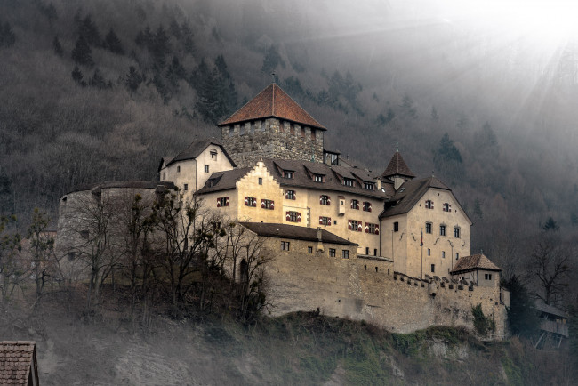 Обои картинки фото schloss vaduz in liechtenstein, города, - дворцы,  замки,  крепости, горы, замок