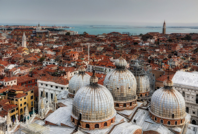 Обои картинки фото saint mark`s basilica,  venice, города, венеция , италия, крыши, купола, обзор