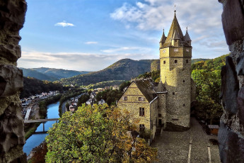Картинка города -+дворцы +замки +крепости замок башня гора германия