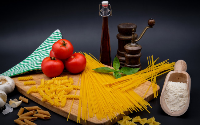 Обои картинки фото еда, макароны,  макаронные блюда, спагетти, бантики, чеснок, мука, помидоры