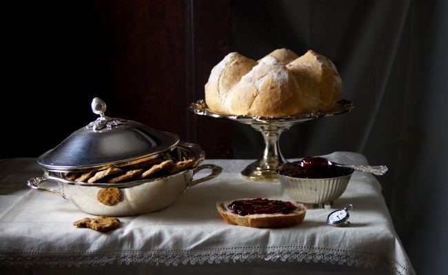 Обои картинки фото еда, натюрморт, хлеб, варенье, пряники, посуда, часы
