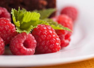 Картинка еда малина красные листочки ягоды тарелка