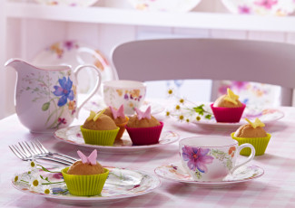 Картинка еда пирожные кексы печенье cups flowers butterfly цветы сладкое cakes muffins пирожное десерт food dessert cake чашки стол бабочки table