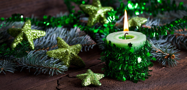Обои картинки фото праздничные, новогодние, свечи, звездочки, мишура, свеча