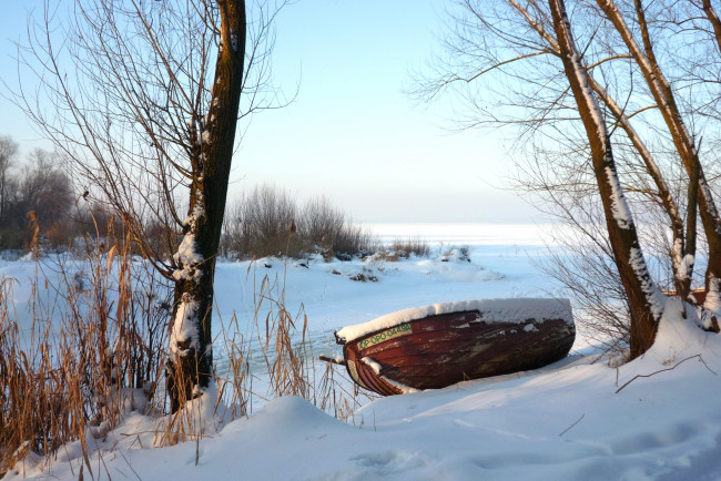 Обои картинки фото корабли, лодки, шлюпки, лодка, деревья, замёрзшее, озеро, зима