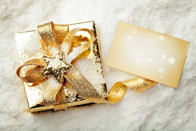Обои картинки фото праздничные, подарки, коробочки, записка, звездочка, снег, бант, коробка
