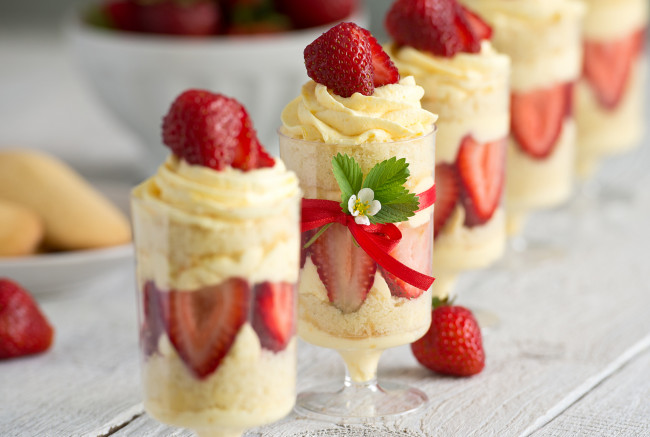 Обои картинки фото еда, мороженое, десерты, десерт, cream, strawberries, сладкое, dessert, ягоды, клубника