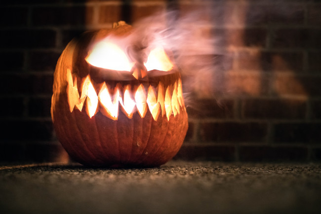 Обои картинки фото праздничные, хэллоуин, halloween, тыква, pumpkin, king, horror, огонь