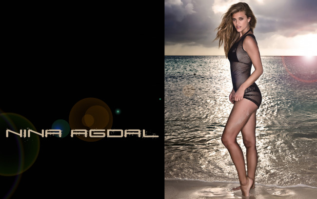 Обои картинки фото девушки, nina agdal, берег, сетка, закат, море, модель, купальник