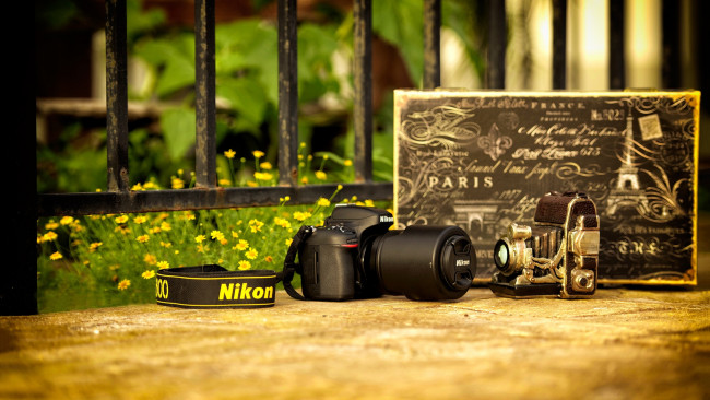 Обои картинки фото бренды, nikon, никон, забор, коробка, камеры, фотоаппараты