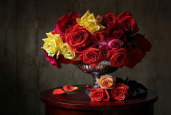 Картинка цветы розы ваза букет разноцветные