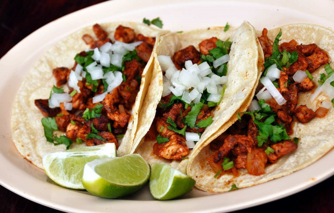 Обои картинки фото еда, блины,  оладьи, мексиканская, кухня, блинчики, такос, начинка, лайм