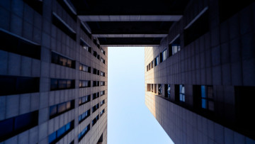Картинка города -+здания +дома здание окно небо вид червяка современные архитектура низкий угол