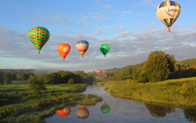 Обои картинки фото авиация, воздушные шары дирижабли, небо, воздушные, шары, полет, панорама, река