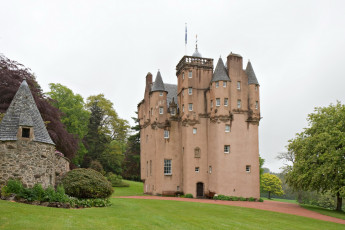 обоя craigievar, castle, scotland, города, дворцы, замки, крепости, деревья, башни, замок