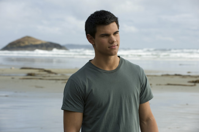 Обои картинки фото мужчины, taylor, lautner, майка, берег, вода