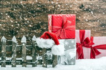 обоя праздничные, подарки и коробочки, снег, банты, забор, колпак, подарки