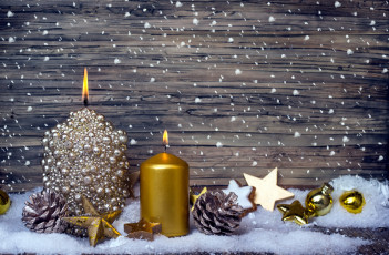 обоя праздничные, новогодние свечи, шишки, шарики, снег