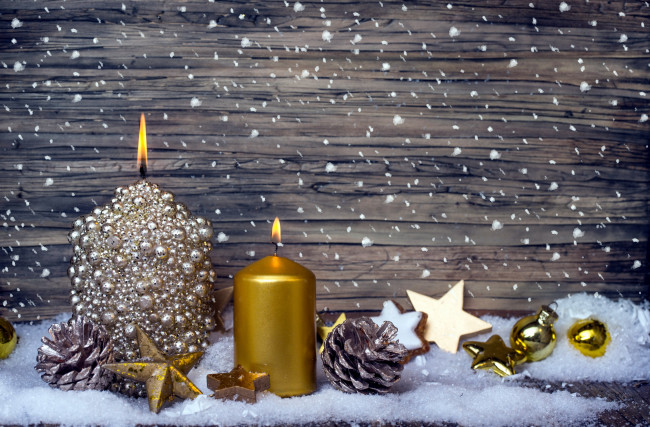 Обои картинки фото праздничные, новогодние свечи, шишки, шарики, снег