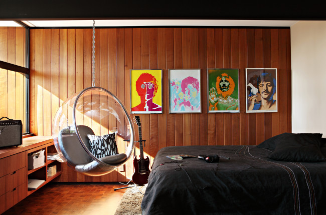 Обои картинки фото интерьер, спальня, гитара, кресло, кровать