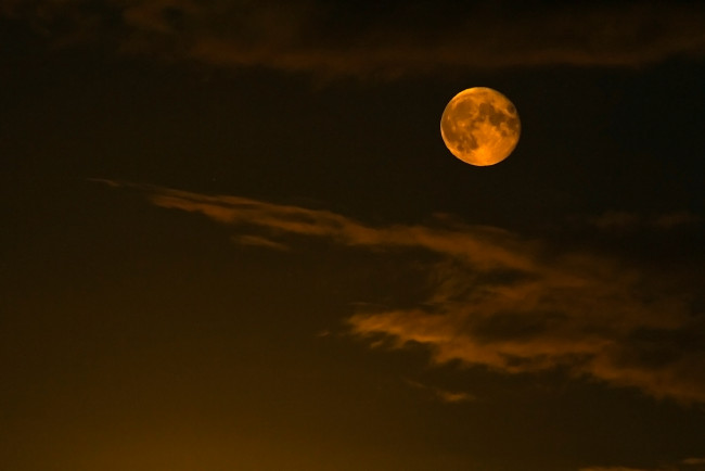 Обои картинки фото космос, луна, полнолуние, ночь, облака, небо