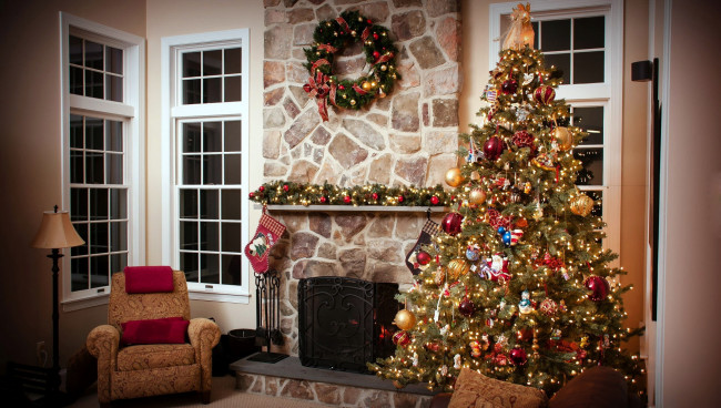 Обои картинки фото праздничные, ёлки, венок, камин, гостиная, елка