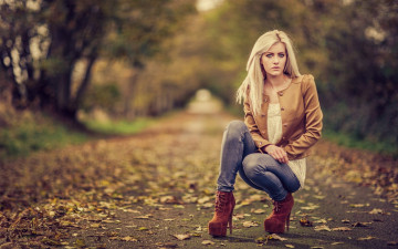 Картинка девушки -+блондинки +светловолосые осень аллея листопад блондинка