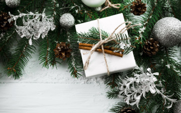 Картинка праздничные подарки+и+коробочки шишки подарок шарики