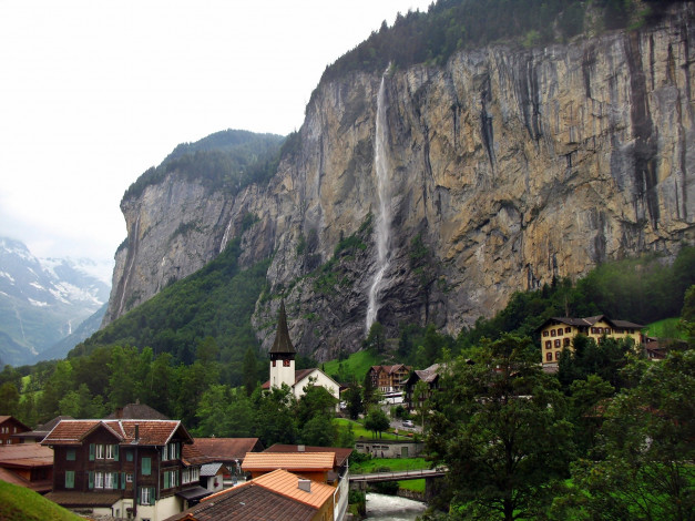 Обои картинки фото города, лаутербруннен , швейцария, горы, водопад, дома, костел