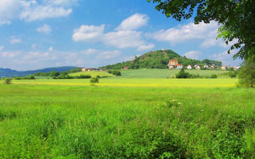 Картинка природа поля поле холм дома