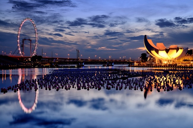 Обои картинки фото отражение, города, сингапур, вода, шарики, восход, колесо, обозрения