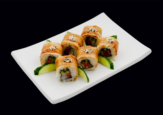 Обои картинки фото sushi, еда, рыба, морепродукты, суши, роллы, огурцы, поднос